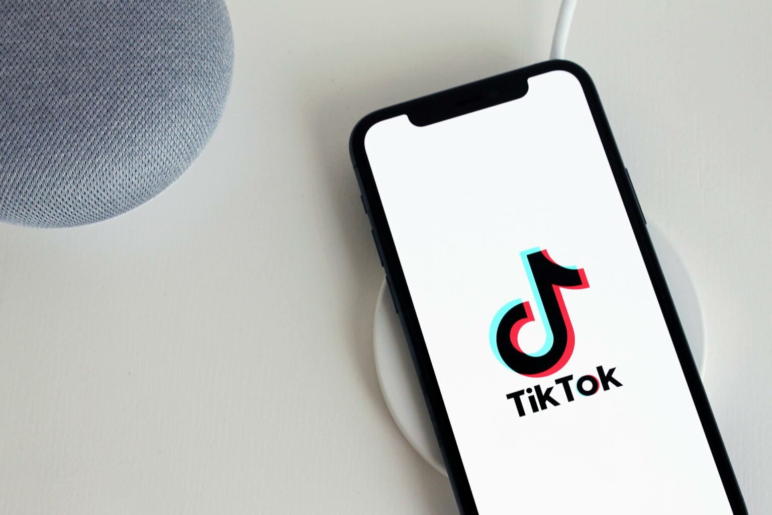 Un celular prendido con el logo de TikTok