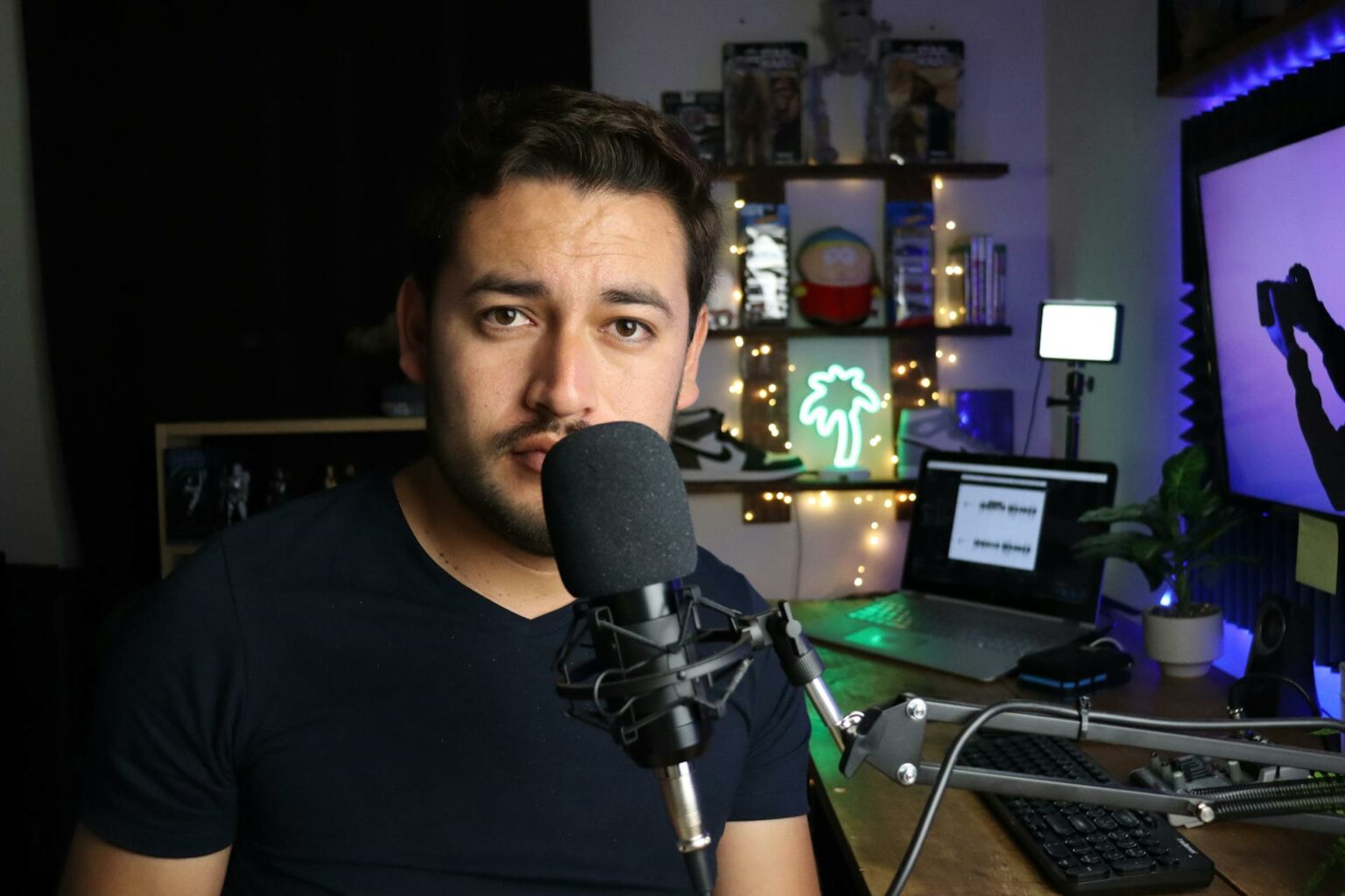 Fotografía de un hombre hablando por el micrófono.