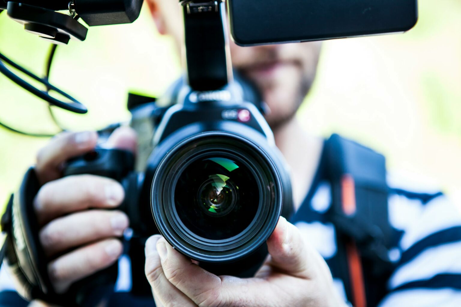 Fotografía de una persona sostenido una cámara de video.